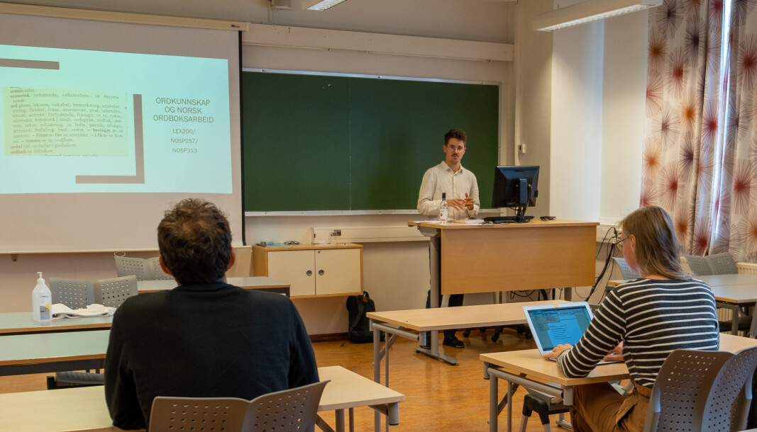 Mikkel Ekeland Paulsen underviser i det nye studieemnet i ordbokkunnskap og ordboksarbeid. Enn så lenge følgjer dei fleste studentane førelesingane digitalt. Bildet er frå starten av september 2020 Mikkel Ekeland Paulsen underviser i det nye studieemnet i ordbokkunnskap og ordboksarbeid. Enn så lenge følgjer dei fleste studentane førelesingane digitalt. Bildet er frå starten av september 2020