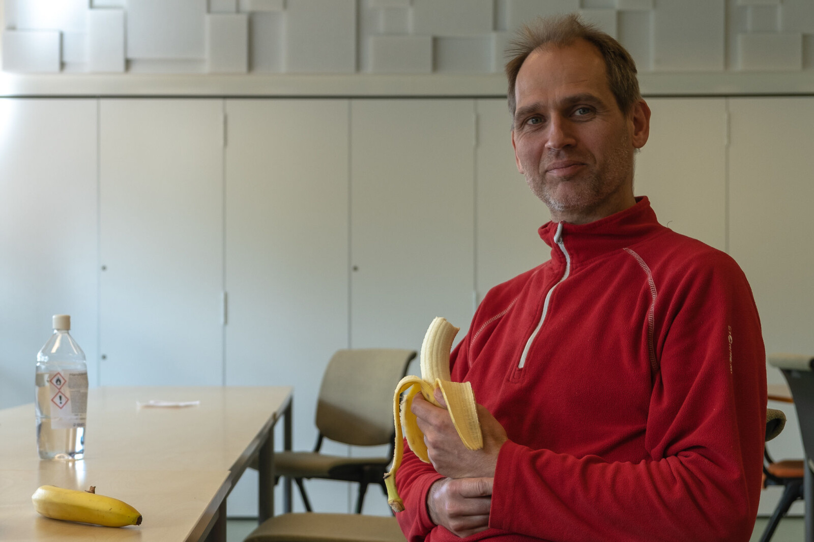 Lunsjen er blitt mer fredelig på Matematisk institutt etter at lydisolerende plater kom opp på veggen, forteller verneombud og førsteamanuensis Morten Brun Lunsjen er blitt mer fredelig på Matematisk institutt etter at lydisolerende plater kom opp på veggen, forteller verneombud og førsteamanuensis Morten Brun