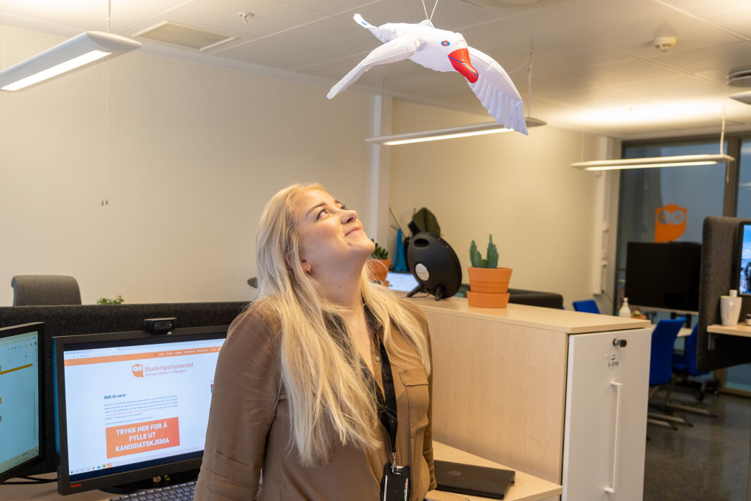 Måsen på kontoret kan til alt hell ikkje drite, men er ei påminning om ei av mange utfordringar for studentleiar Sandra Amalie Lid Krumsvik i 2020. Måsen på kontoret kan til alt hell ikkje drite, men er ei påminning om ei av mange utfordringar for studentleiar Sandra Amalie Lid Krumsvik i 2020.