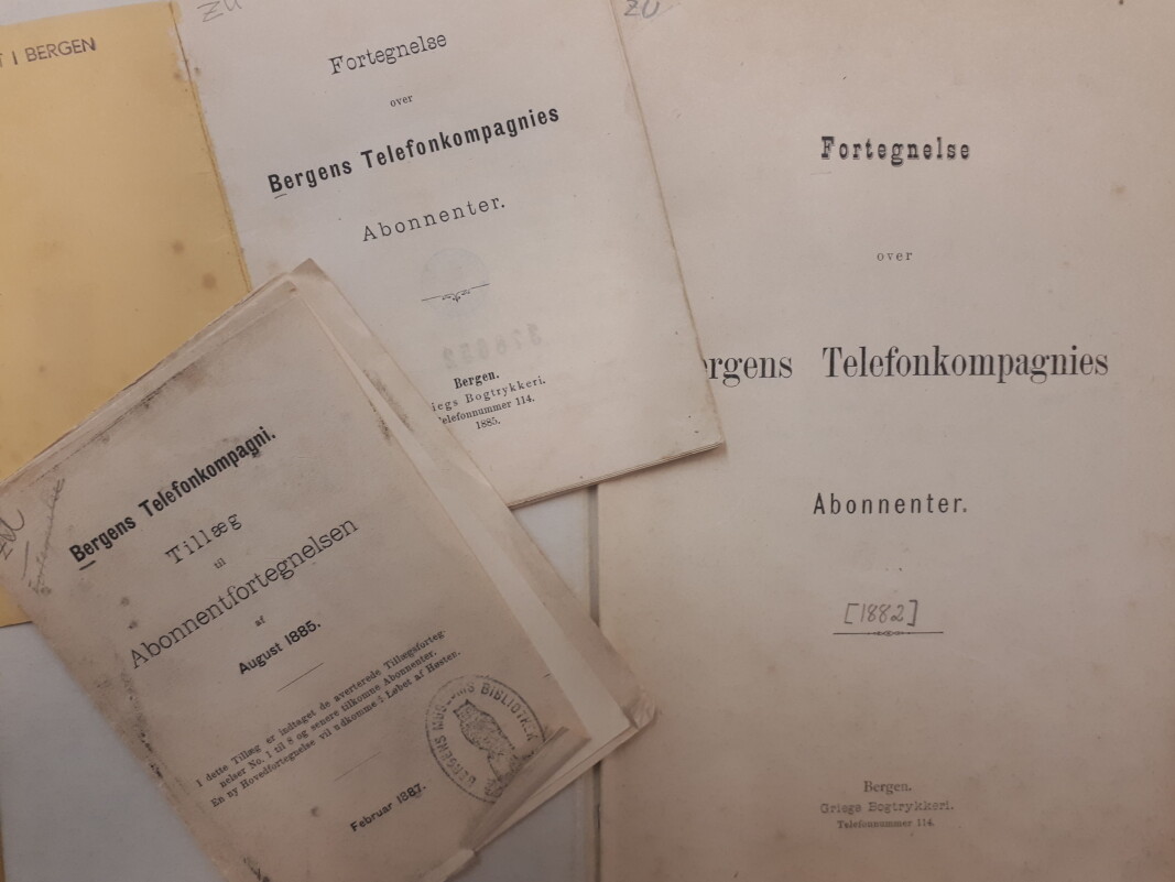 Bergens Telefonkompagni utga stadig abonnementsfortegnelser. Flere av disse befinner seg ved Manuskript- og Librarsamlingen ved Universitetsiblioteket i Bergen. Her er fortegnelsene fra 1882 og 1885 med tillegg. Begge fortegnelsene inneholder anvisninger for bruk. Blant annet skal man vente med å snakke til en av damene på sentralen har sagt «Halloh». Det opplyses også om at Centralstajonen er lukket mellom klokken 10 og 16 på søn- og helligdager. Bergens Telefonkompagni utga stadig abonnementsfortegnelser. Flere av disse befinner seg ved Manuskript- og Librarsamlingen ved Universitetsiblioteket i Bergen. Her er fortegnelsene fra 1882 og 1885 med tillegg. Begge fortegnelsene inneholder anvisninger for bruk. Blant annet skal man vente med å snakke til en av damene på sentralen har sagt «Halloh». Det opplyses også om at Centralstajonen er lukket mellom klokken 10 og 16 på søn- og helligdager.