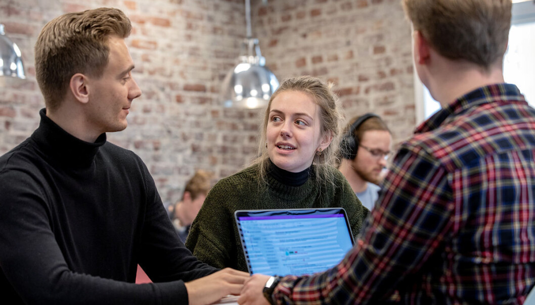 SV-studentene Camilla Holt Hulsman, Victor Bowman og Karl Petter Fjelltveit SV-studentene Camilla Holt Hulsman, Victor Bowman og Karl Petter Fjelltveit