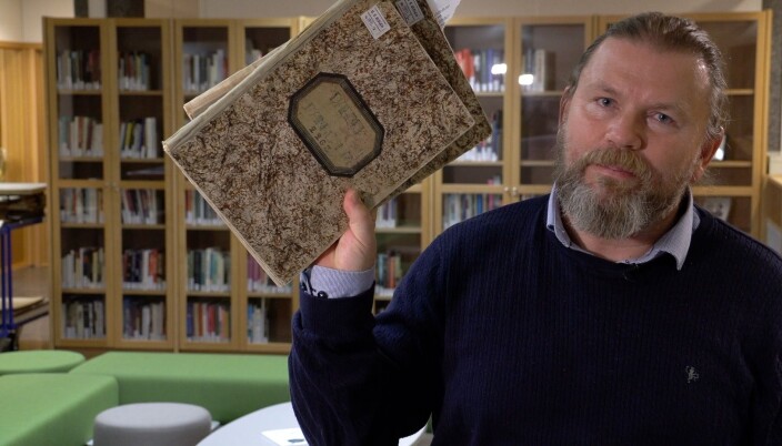 Bjørn Arvid Bagge viser her frem dagboken til Lars Folkedal. Bjørn Arvid Bagge viser her frem dagboken til Lars Folkedal.