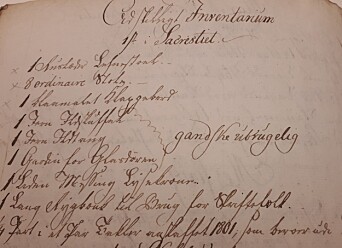 Liste over inventariet i sakristiet hvor biblioteket ble satt opp. Her nevnes blant annet en «Ruslæder» lenestol, åtte «ordinaire» stoler og et blåmalt klappbord. Liste over inventariet i sakristiet hvor biblioteket ble satt opp. Her nevnes blant annet en «Ruslæder» lenestol, åtte «ordinaire» stoler og et blåmalt klappbord.