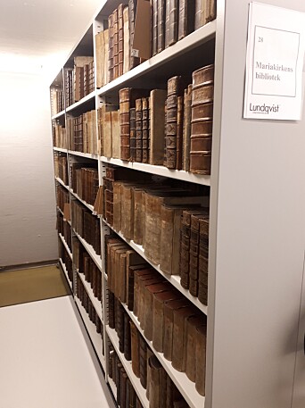 Deler av Mariakirkens bibliotek slik det står oppstilt i dag. Deler av Mariakirkens bibliotek slik det står oppstilt i dag.