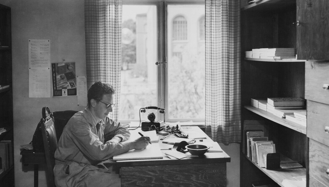 Bildet vi ser her er fra da NHH hadde lokaler i Museplass 1 (1936-1963). Gjennom vinduet skimtes Bergens Museum. Bildet vi ser her er fra da NHH hadde lokaler i Museplass 1 (1936-1963). Gjennom vinduet skimtes Bergens Museum.