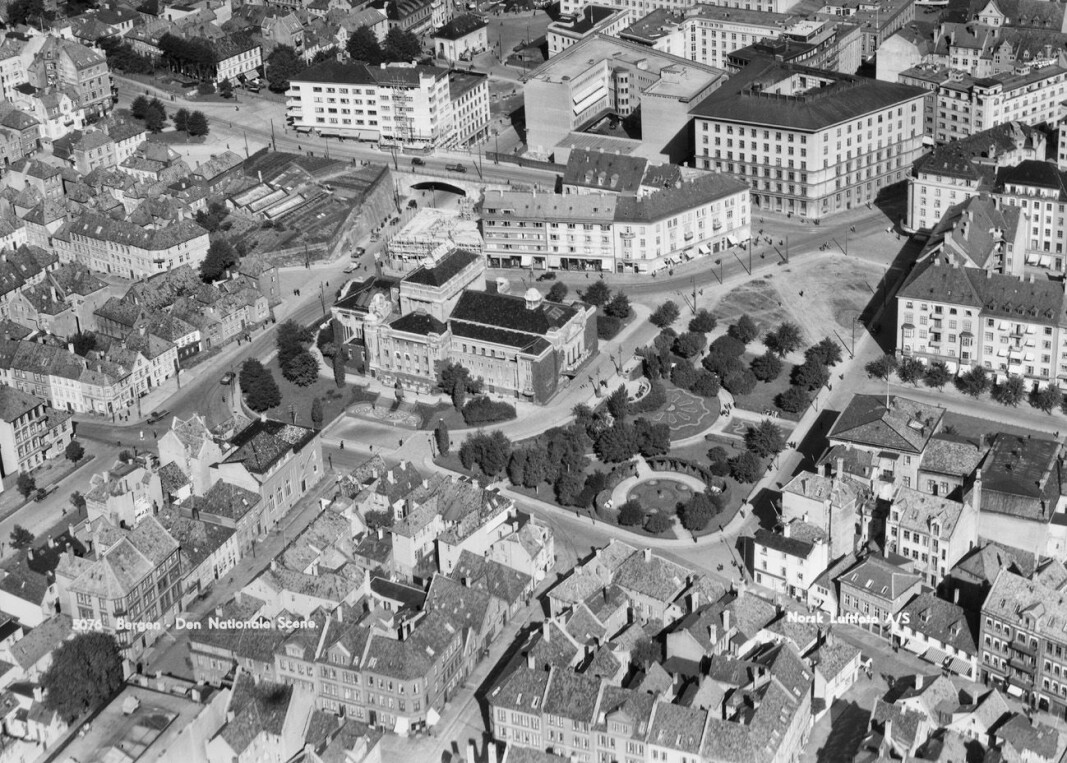 Bebyggelsen rundt Engen slik det så ut i 1935. Dette bilde ble brukt da Jonsvollkvartalet skulle utbygges. Bebyggelsen rundt Engen slik det så ut i 1935. Dette bilde ble brukt da Jonsvollkvartalet skulle utbygges.