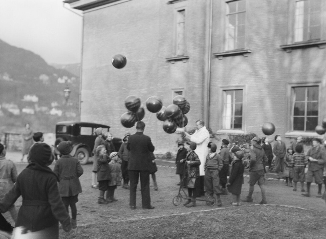 Forskning innen meteorologi står sterkt i Bergen. Vilhelm Bjerknes som var en pioner innen dette feltet dannet «Bergensskolen innen meteorologi» på det geofysiske institutt. Forskerne ble datidens kjendiser og var verdensledende innen sitt felt. I en liten serie med bilder som har tittelen «Stratosfære ballong opsetning (Bjørgvin), april 1933.» ser vi engasjementet og gleden det var rundt arbeidet. Kanskje ser vi her spiren til forskningsdagene. Forskning innen meteorologi står sterkt i Bergen. Vilhelm Bjerknes som var en pioner innen dette feltet dannet «Bergensskolen innen meteorologi» på det geofysiske institutt. Forskerne ble datidens kjendiser og var verdensledende innen sitt felt. I en liten serie med bilder som har tittelen «Stratosfære ballong opsetning (Bjørgvin), april 1933.» ser vi engasjementet og gleden det var rundt arbeidet. Kanskje ser vi her spiren til forskningsdagene.