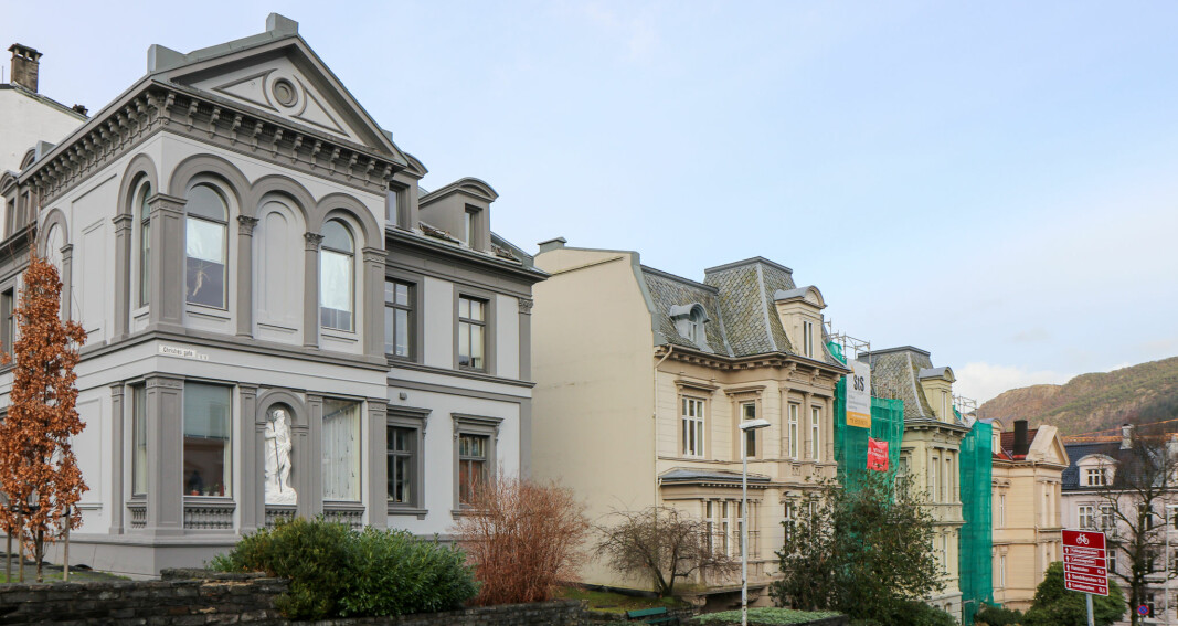 Institutt for administrasjons- og organisasjonsvitenskap og Institutt for sammenliknende politikk ligger side om side i Christies gate.