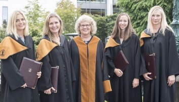 - Fakultetet er en studentmagnet, og vi setter enormt stor pris på studentene og stipendiatene våre! Dekan Bente Wold flankert av ferske doctores i 2017. - Fakultetet er en studentmagnet, og vi setter enormt stor pris på studentene og stipendiatene våre! Dekan Bente Wold flankert av ferske doctores i 2017.