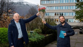 Erlend Grong mottar Starting Grant fra daglig leder i Trond Mohn stiftelse, Sveinung Hole. Erlend Grong mottar Starting Grant fra daglig leder i Trond Mohn stiftelse, Sveinung Hole.