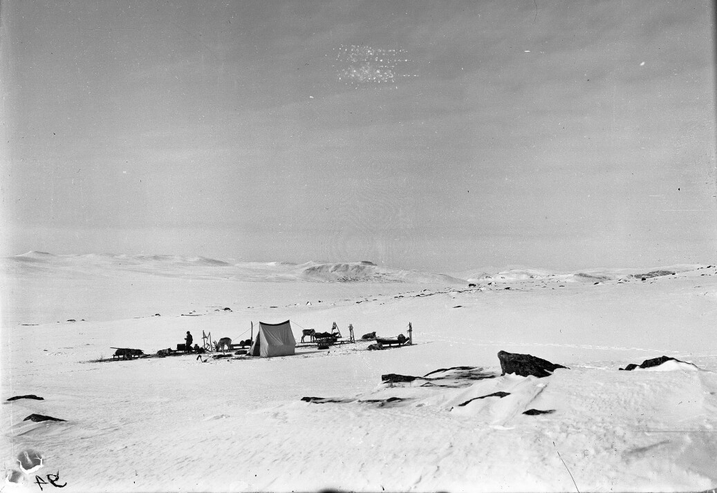 I felten, på jakt etter meininga med snø. Teltleir på Råstojaure, 2. mai 1912. I felten, på jakt etter meininga med snø. Teltleir på Råstojaure, 2. mai 1912.