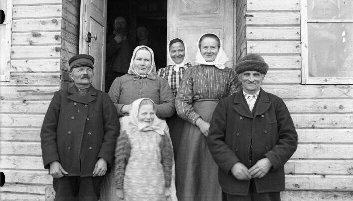 Gruppeportrett, Vittangi, 1912. Me veit ikkje dessverre ikkje namna på nokon i denne lystige gjengen. Gruppeportrett, Vittangi, 1912. Me veit ikkje dessverre ikkje namna på nokon i denne lystige gjengen.