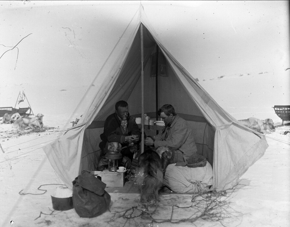 Johannes Persen, til venstre inni teltet, saman med ukjent assistent, 1912