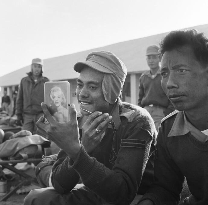 BILDE 2 AV 7: Shandur Camp, Egypt, januar 1957. UNEF. En nylig ankommet indonesisk soldat trimmer skjeggveksten. Henvisning i arkivet: ubb-jg-n-0173-09.