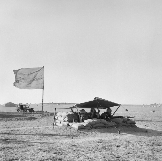 BILDE 6 AV 7: Gazastripen, april/mai 1957. UNEF. Soldater fra India i en observasjonspost langs demarkasjonslinjen mellom Egypt og Israel. UNEFs hovedoppgave fra mars 1957- mai 1967 var overvåking av grensene. Henvisning i arkivet: ubb-jg-n-0301-03.
