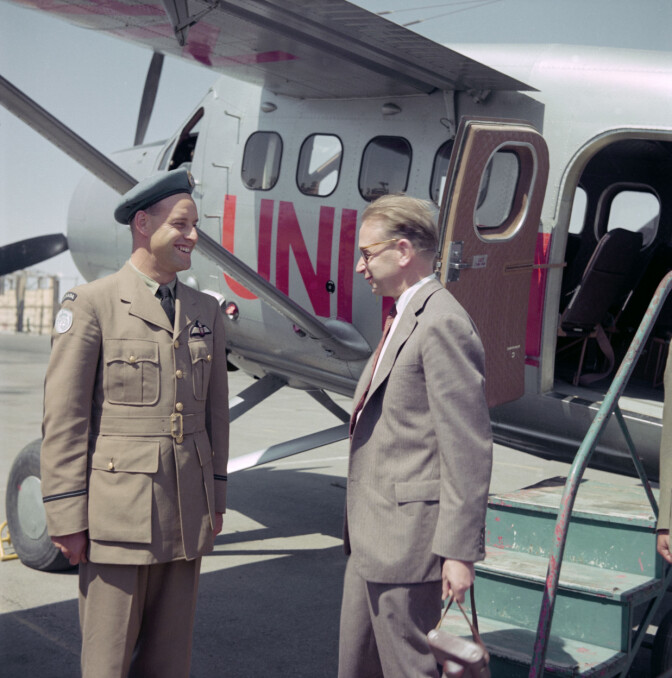 BILDE 7 AV 7: Ukjent sted, våren 1957. UNEF. FNs generalsekretær Dag Hammarskjöld på besøk til UNEF-styrkene, trolig i Egypt. Henvisning i arkivet: ubb-jg-n-0615-009.