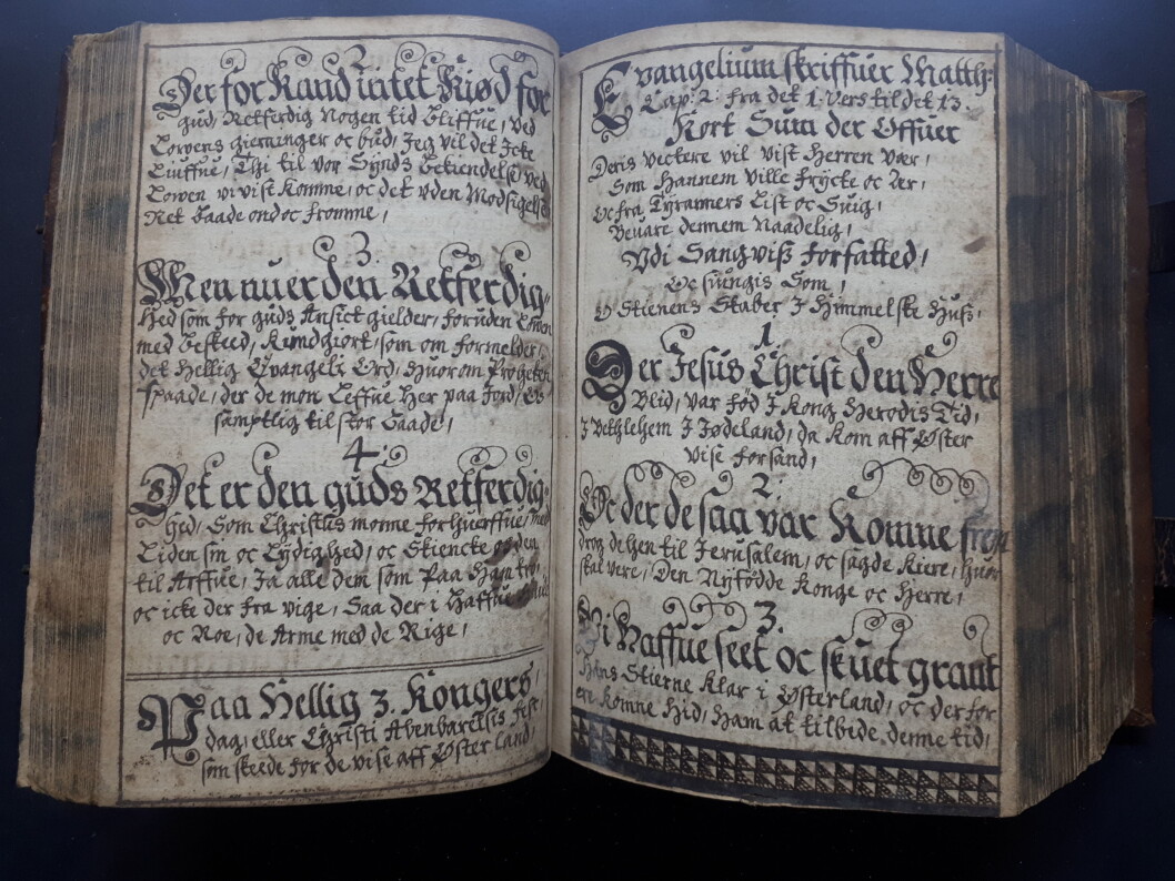 Den håndskrevne boken inneholdt totalt tre bøker. Her utdrag fra den første av dem, Rasmus Svendsens <span class=" italic" data-lab-italic_desktop="italic">En liden nyttig Euangeliske Epistoliske Haandbog</span>. Den håndskrevne boken inneholdt totalt tre bøker. Her utdrag fra den første av dem, Rasmus Svendsens <span class=" italic" data-lab-italic_desktop="italic">En liden nyttig Euangeliske Epistoliske Haandbog</span>.