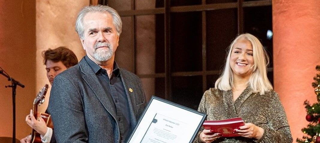 Jon Steine blir tildelt arbeidsmiljøprisen på UiBs juleavsluttning. Her sammen med studentleder Sandra Krumsvik. Jon Steine blir tildelt arbeidsmiljøprisen på UiBs juleavsluttning. Her sammen med studentleder Sandra Krumsvik.