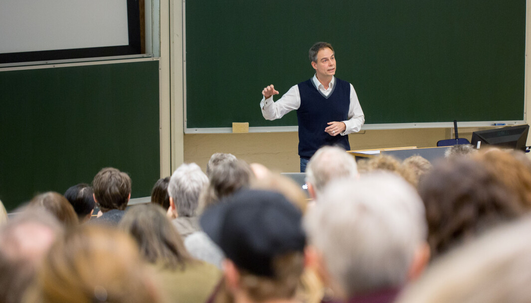 Slik ser det vanligvis ut når lærerne strømmer til UiB for faglig påfyll. Her er professor Jens E. Kjeldsen i aksjon under Faglig-pedagogisk dag, 2017. Slik ser det vanligvis ut når lærerne strømmer til UiB for faglig påfyll. Her er professor Jens E. Kjeldsen i aksjon under Faglig-pedagogisk dag, 2017.