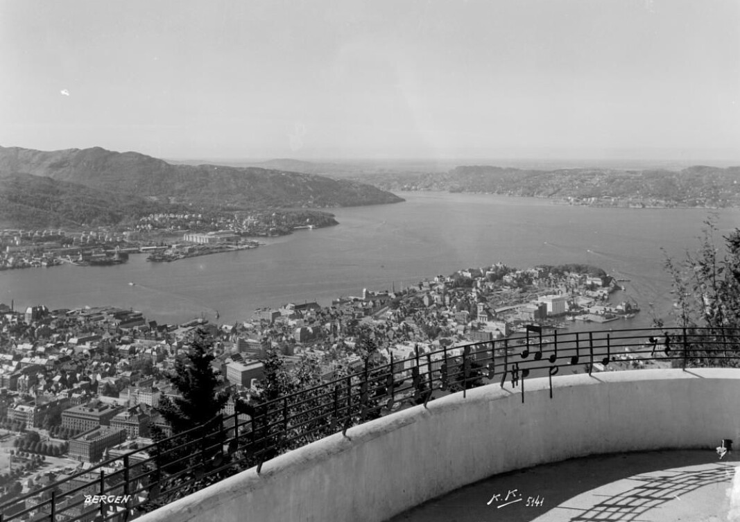 Notene til Bergens nasjonalsang, «Nystemten», eller «Udsigt fra Ulriken» som den egentlig heter, ble satt opp på Fløyen i 1949. Kanskje notene til «Udsigt fra Fløien» også burde vært der? Notene til Bergens nasjonalsang, «Nystemten», eller «Udsigt fra Ulriken» som den egentlig heter, ble satt opp på Fløyen i 1949. Kanskje notene til «Udsigt fra Fløien» også burde vært der?