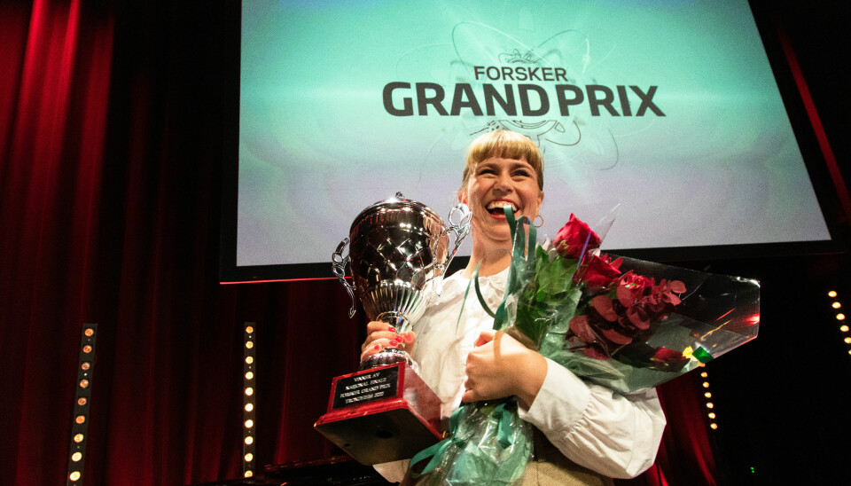 Fjorårets vinner av Forsker Grand Prix Tora Söderström Gaden deler noen av sine erfaringer. Her fra finalen i Trondheim 2020