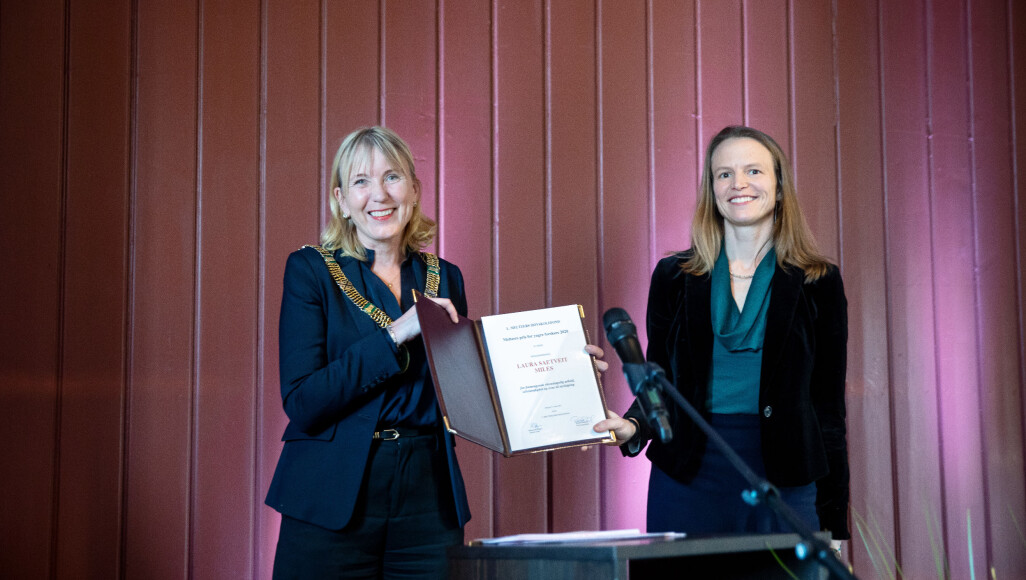 Rektor Margareth Hagen delte ut prisene, her med førsteamanuensis Laura Saetveit Miles. Rektor Margareth Hagen delte ut prisene, her med førsteamanuensis Laura Saetveit Miles.