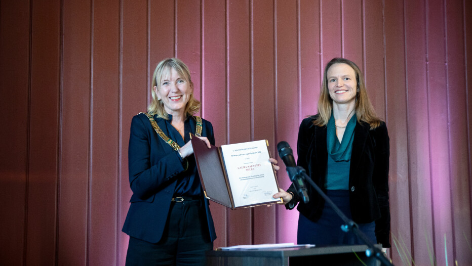 Rektor Margareth Hagen delte ut prisene, her med førsteamanuensis Laura Saetveit Miles.
