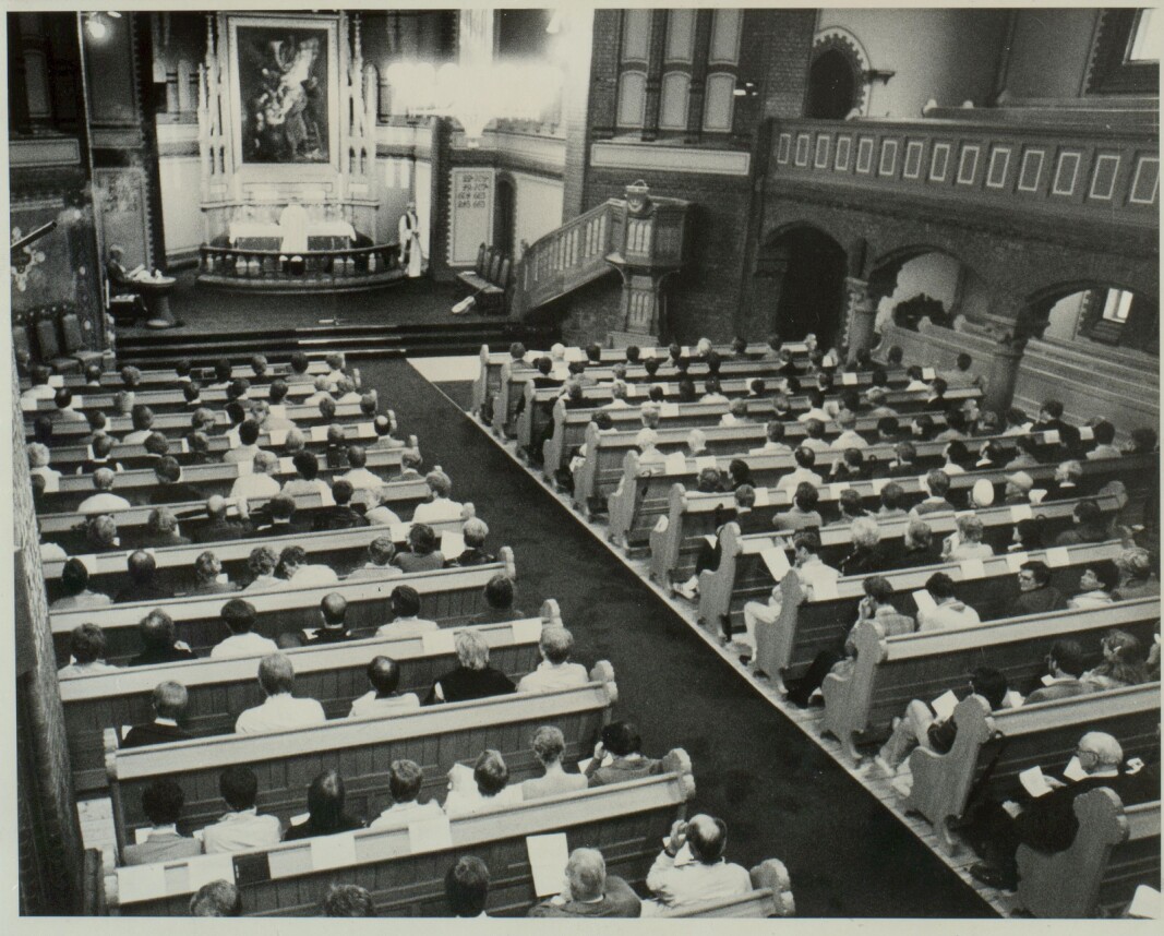 Den første solidaritetsgudstjenesten, avholdt i Sagene kirke i 1982. Denne skulle bli den første av mange solidaritetsgudstjenester. Den første solidaritetsgudstjenesten, avholdt i Sagene kirke i 1982. Denne skulle bli den første av mange solidaritetsgudstjenester.