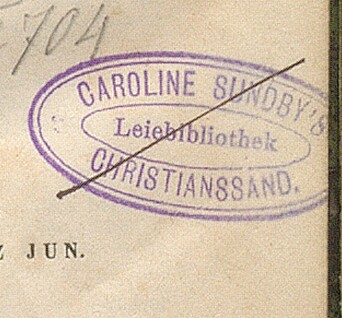 Merke til Carolin Sundbys leiebibliotek som opererte i Kristiansand i siste kvartal av 1800-tallet. Merke til Carolin Sundbys leiebibliotek som opererte i Kristiansand i siste kvartal av 1800-tallet.