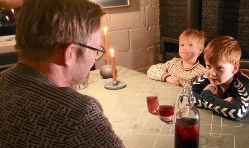 Rune Mentzoni tester ut konserveringsteorien på barna Aslak (5) og Even (7). Her har de besøk av TV2. Rune Mentzoni tester ut konserveringsteorien på barna Aslak (5) og Even (7). Her har de besøk av TV2.