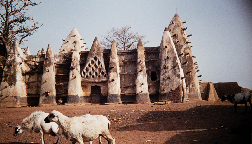 Larabanga, nordvestlige Ghana. Moské i leire datert til 1421 (ubb-bb-l-057-03).