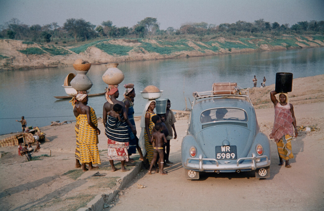 Elven Volta ved Bamboi. Bilen til Berland på en av sine reiser på kryss og tvers i Ghana (ubb-bb-l-062-07). Foto: Bjørn Berland. Billedsamlingen, UBB.