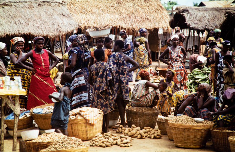 Marked i Kpong ved elven Volta. Berland fotograferte mange slike markeder omkring i Ghana (ubb-bb-l-052-03). Foto: Bjørn Berland. Billedsamlingen, UBB.