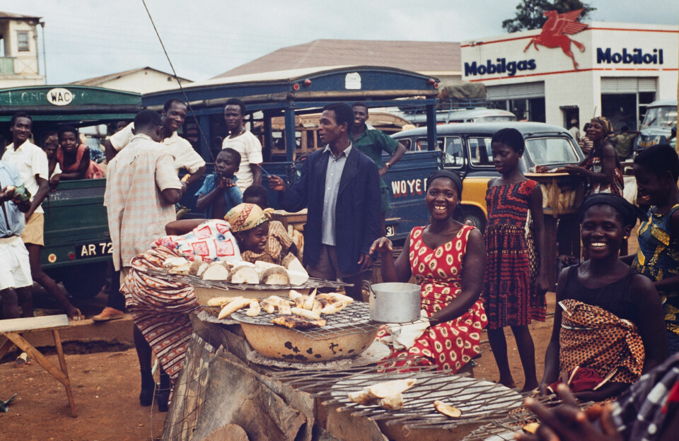 Gatemarked på ukjent sted i Ghana. Kan være i Kumasi (ubb-bb-l-026-11). Foto: Bjørn Berland. Billedsamlingen, UBB.