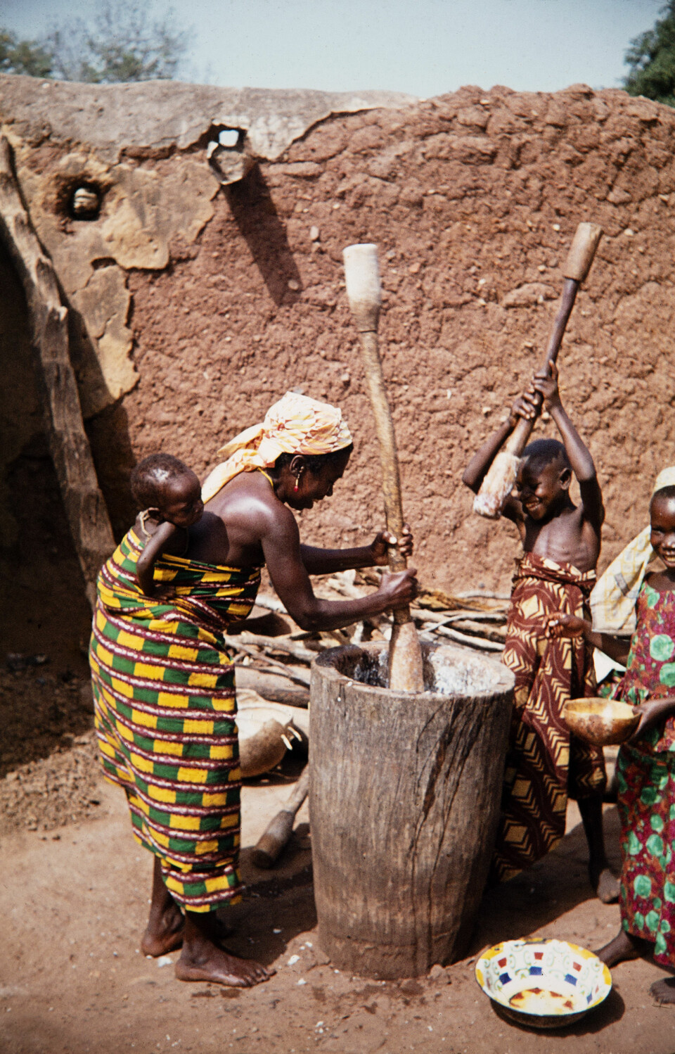 Støting av kokte røtter (Cassava) til produksjon av Fufu i Larabanga våren 1965 (ubb-bb-l-057-06). Foto: Bjørn Berland. Billedsamlingen, UBB.