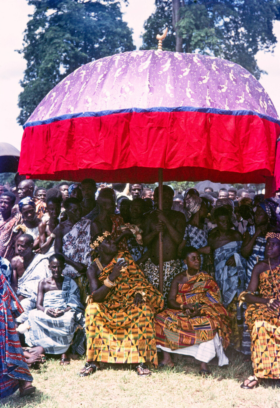 Durbar i Kumasi, hvor høvdinger kommer for å vise sin respekt til kongen av Ashanti (ubb-bb-l-068-01). Foto: Bjørn Berland. Billedsamlingen, UBB.