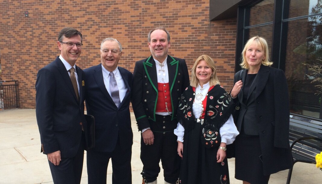 Fra venstre: Tidligere rektor Dag Rune Olsen, visepresident og æresdoktor Walter Mondal, tidligere jusdekan Asbjørn Strandbakken, tidlgere prodekan Berte-Elen Reinertsen Konow og rektor Margareth Hagen i Minneapolis under overrekelse av æresdoktoratet i 2016. Fra venstre: Tidligere rektor Dag Rune Olsen, visepresident og æresdoktor Walter Mondal, tidligere jusdekan Asbjørn Strandbakken, tidlgere prodekan Berte-Elen Reinertsen Konow og rektor Margareth Hagen i Minneapolis under overrekelse av æresdoktoratet i 2016.