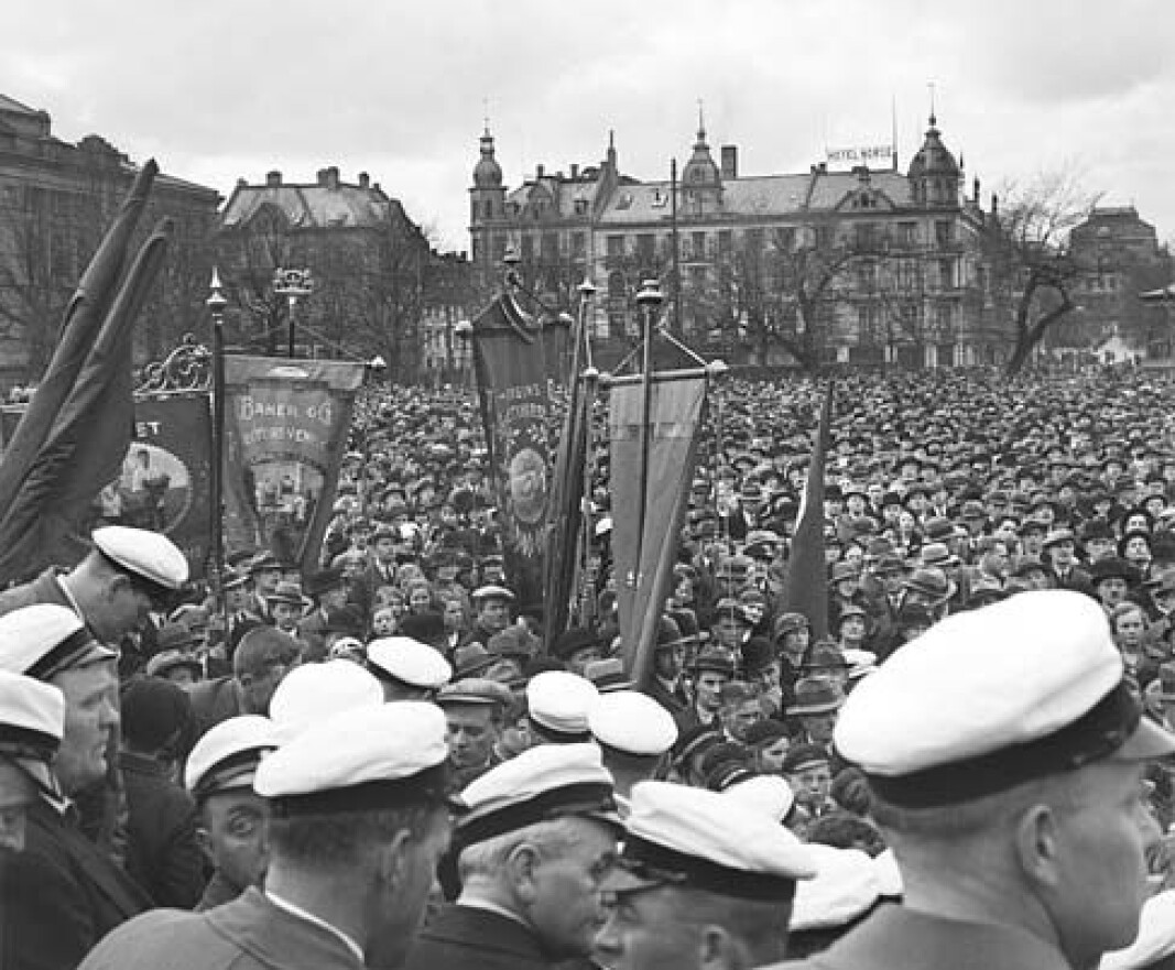 Folkehav på Festplassen 1.mai 1935. Barnetog, sang og lek var også en del av markeringen. Folkehav på Festplassen 1.mai 1935. Barnetog, sang og lek var også en del av markeringen.