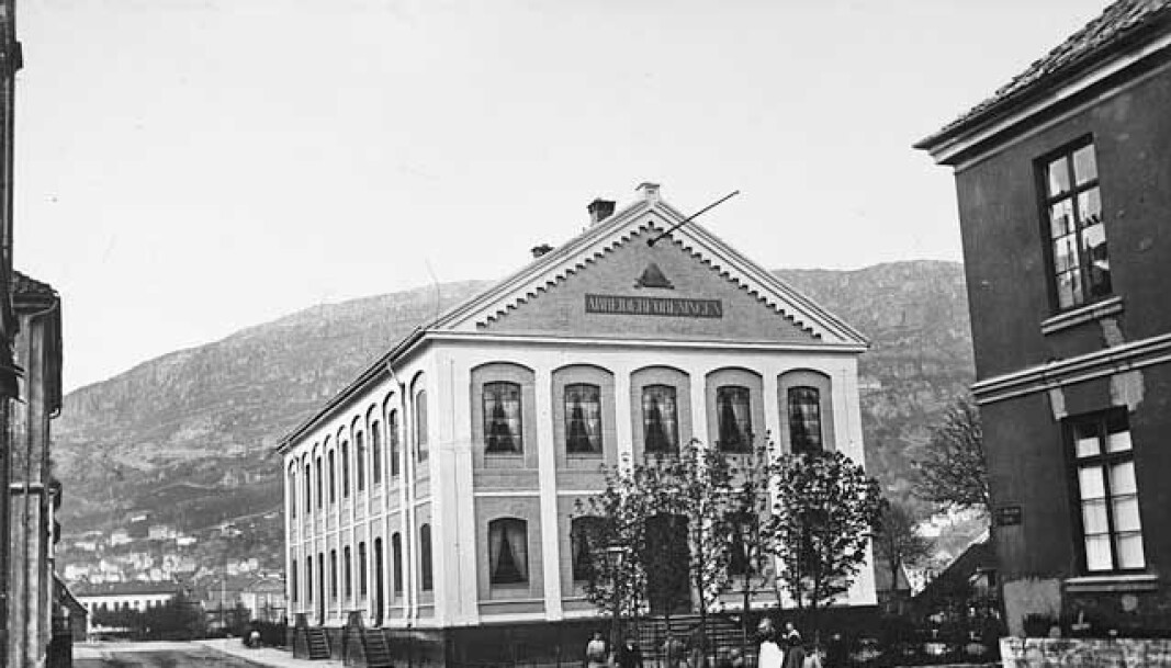 Lokalet til Bergens Arbeiderforening i Olav Kyrresgate 28. Frem til Logen ble satt opp, var Arbeiderforeningens lokale byens største. Det ble derfor hyppig leid ut til konserter ol. Lokalet til Bergens Arbeiderforening i Olav Kyrresgate 28. Frem til Logen ble satt opp, var Arbeiderforeningens lokale byens største. Det ble derfor hyppig leid ut til konserter ol.