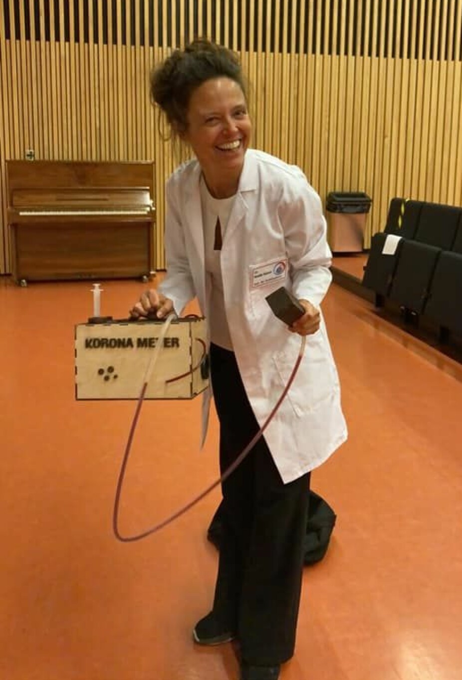 Henriette Ertsås som Dr. Kvakk Salver, her med sitt Koronameter