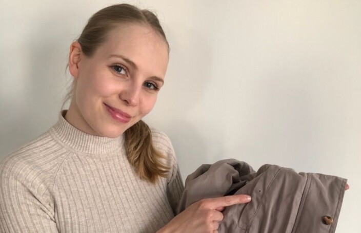 Cora Møller Jensen vil gjøre raparasjoner lettere tilgjengelig, her med sin ødelagte jakke. Cora Møller Jensen vil gjøre raparasjoner lettere tilgjengelig, her med sin ødelagte jakke.