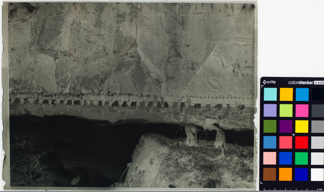 Gelatine glassplatnegativ fra 1898 av Knud Knudsen. Etter fjernet retusj sees en kvinnelig fotograf i bildet (UBB-KK-NCX-0158). Gelatine glassplatnegativ fra 1898 av Knud Knudsen. Etter fjernet retusj sees en kvinnelig fotograf i bildet (UBB-KK-NCX-0158).