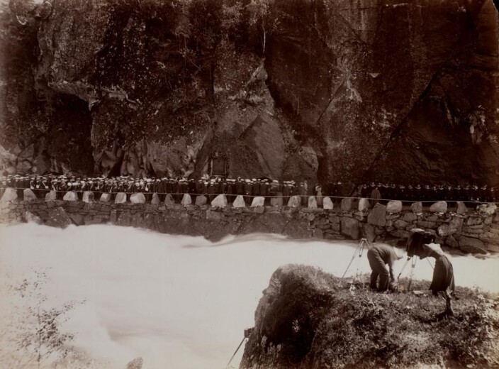 «Avduking av minneplate, ved Låtefoss.» Albumin positivt prent. Knud Knudsen. Datering: 1898 (UBB-KK-2127-pal). «Avduking av minneplate, ved Låtefoss.» Albumin positivt prent. Knud Knudsen. Datering: 1898 (UBB-KK-2127-pal).