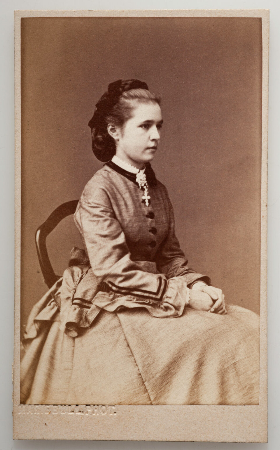 Bilde 5 av 7, bruk pilene til å navigere: Studioportrett. . Marie Magdalene Bull. Datering: Trolig 1860-1870 årene (UBB-SIGN-0110). Billedsamlingen, UB.