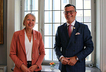 Nåværende UiB-rektor Margareth Hagen sammen med tidligere rektor Dag Rune Olsen.