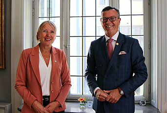 Nåværende UiB-rektor Margareth Hagen sammen med tidligere rektor Dag Rune Olsen. Nåværende UiB-rektor Margareth Hagen sammen med tidligere rektor Dag Rune Olsen.