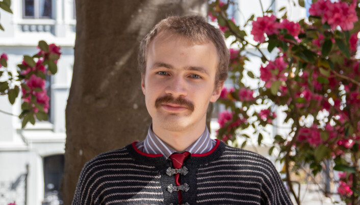 Studentparlamentsleder Thomas Helland-Hansen synes det er en stor ære å få overrekke rektorkjedet på vegne av studentene. Studentparlamentsleder Thomas Helland-Hansen synes det er en stor ære å få overrekke rektorkjedet på vegne av studentene.