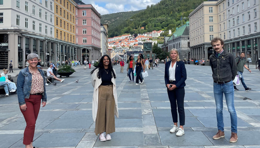 Beate Husa (KrF) Byråd for eldre, helse og frivillighet, fungerende byrådsleder Lubna Boby Jaffery, UiB-rektor Margareth Hagen og Thomas Helland Hansen, leder av Studentparlamentet ved UiB har hatt en dialog om hvordan de kan gjøre semesterstart så trygg som mulig. Beate Husa (KrF) Byråd for eldre, helse og frivillighet, fungerende byrådsleder Lubna Boby Jaffery, UiB-rektor Margareth Hagen og Thomas Helland Hansen, leder av Studentparlamentet ved UiB har hatt en dialog om hvordan de kan gjøre semesterstart så trygg som mulig.