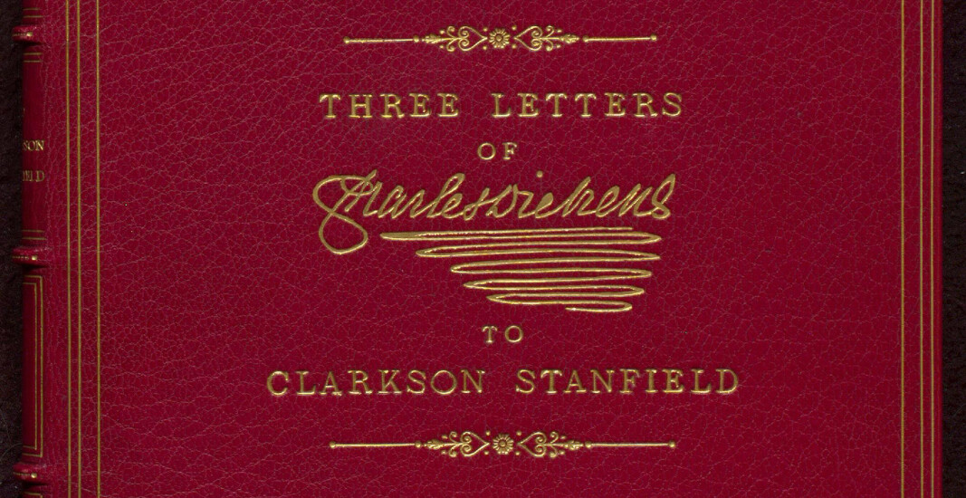 Forsiden på en av bøkene med Charles Dickens’ håndskrifter, nydelig innbundet, og med signaturen preget med bladgull på forsiden. Forsiden på en av bøkene med Charles Dickens’ håndskrifter, nydelig innbundet, og med signaturen preget med bladgull på forsiden.