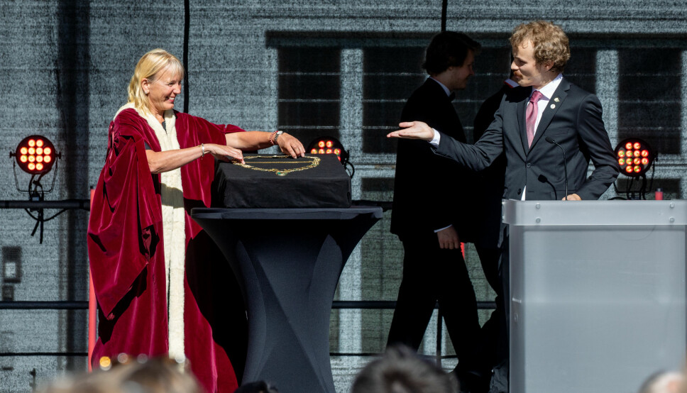 Margareth Hagen mottar rektorkjedet fra leder fra Studentparlamentet, Thomas Helland Hansen.